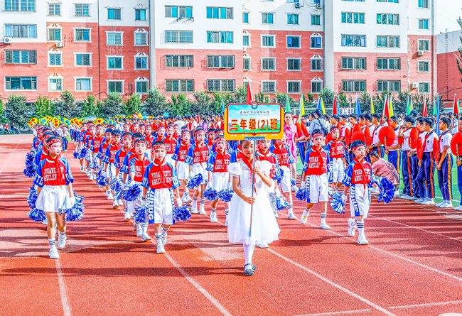 5月30日,市建设路小学举行"红领巾爱祖国"庆"六一"文艺展演暨少先队员