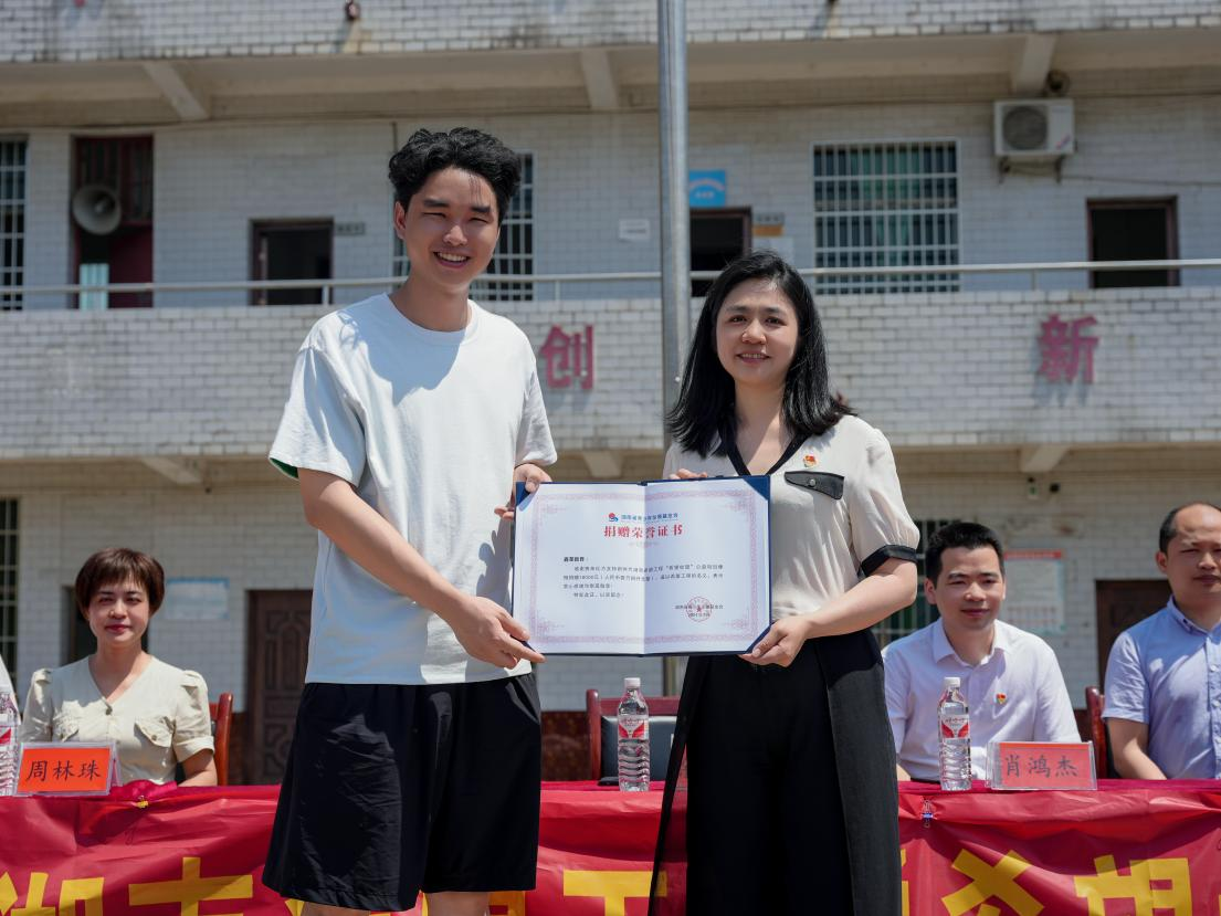 用于为娄星区水洞底镇托山学校配置校服180套