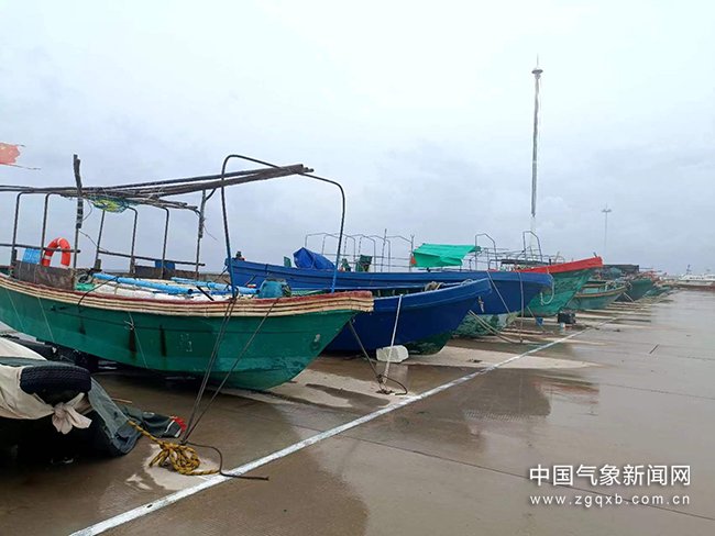 5月31日8时,三沙市永兴岛西渔码头渔船全部吊装上岸.