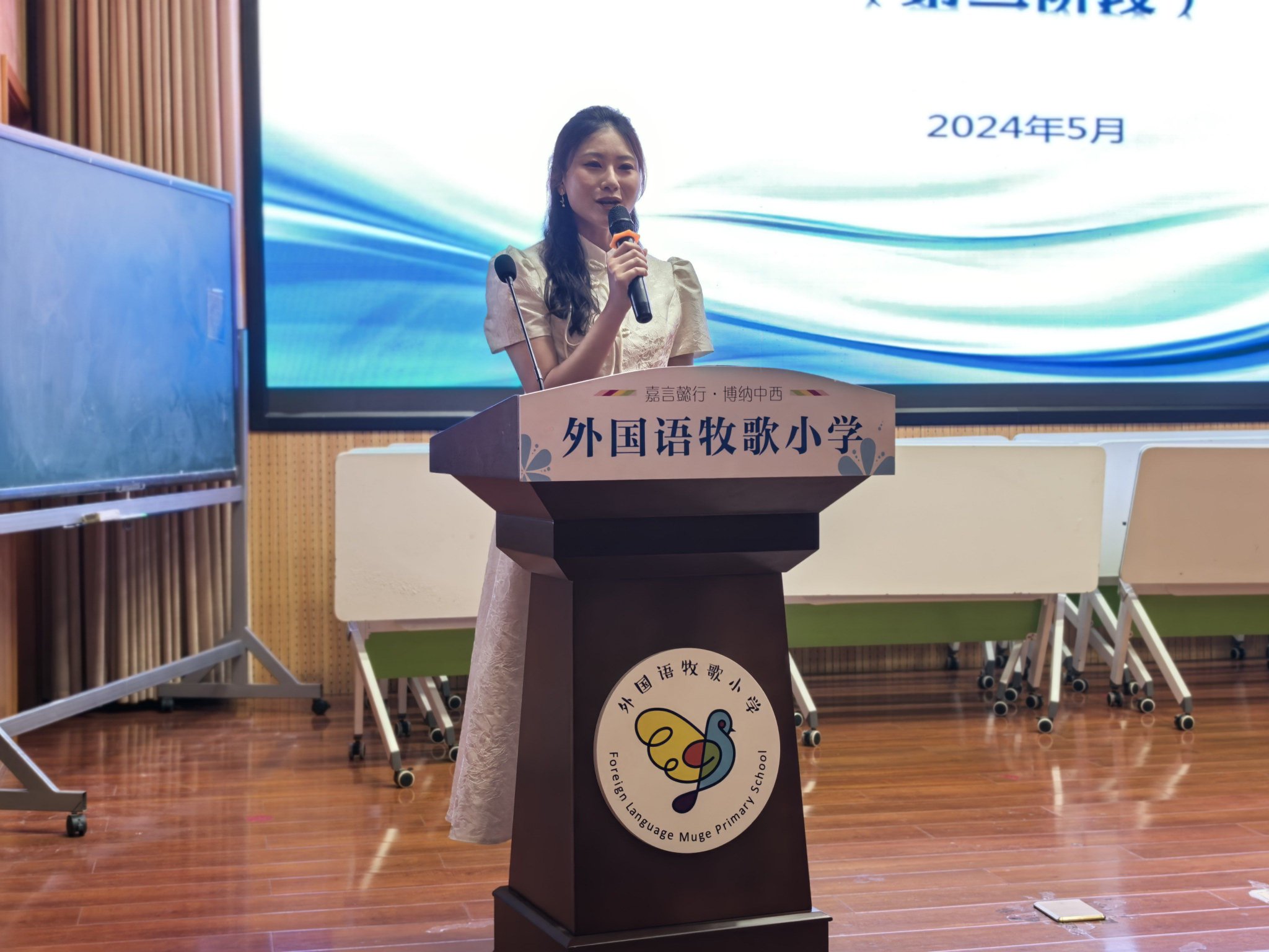 作为本次活动的主持人,张艺老师首先对各位领导,老师