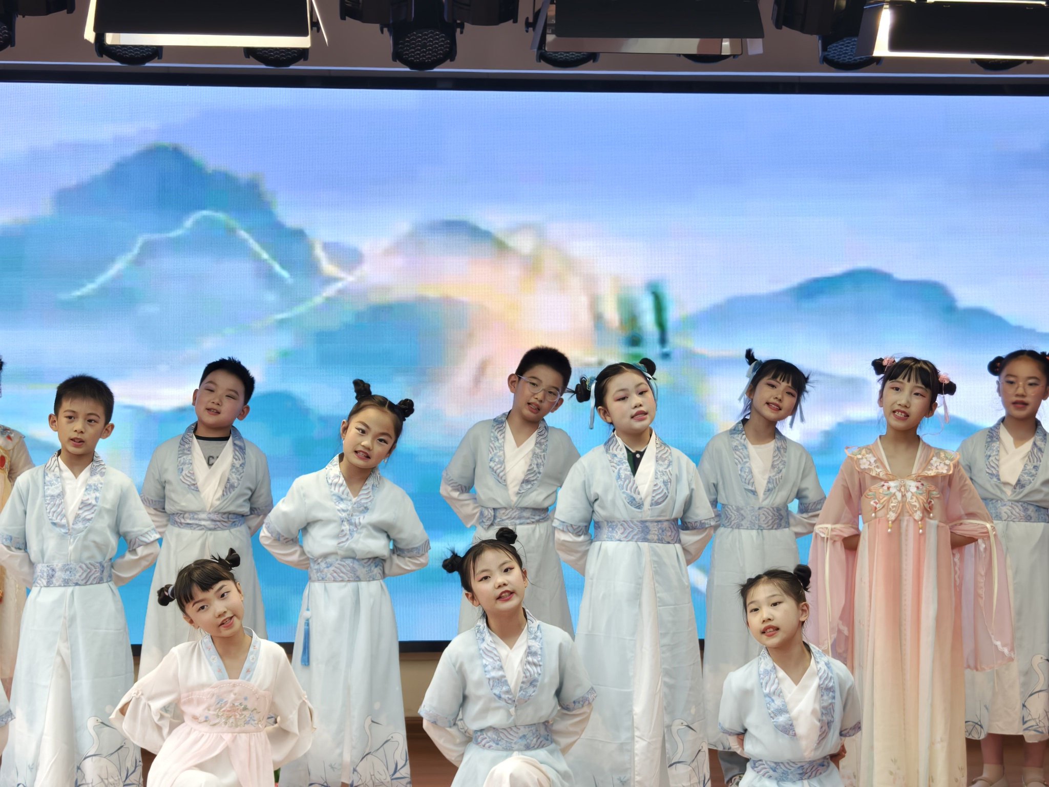 队员们身着特色服饰,以饱含深情的朗诵,将诗词与舞蹈,书法,绘画等多种