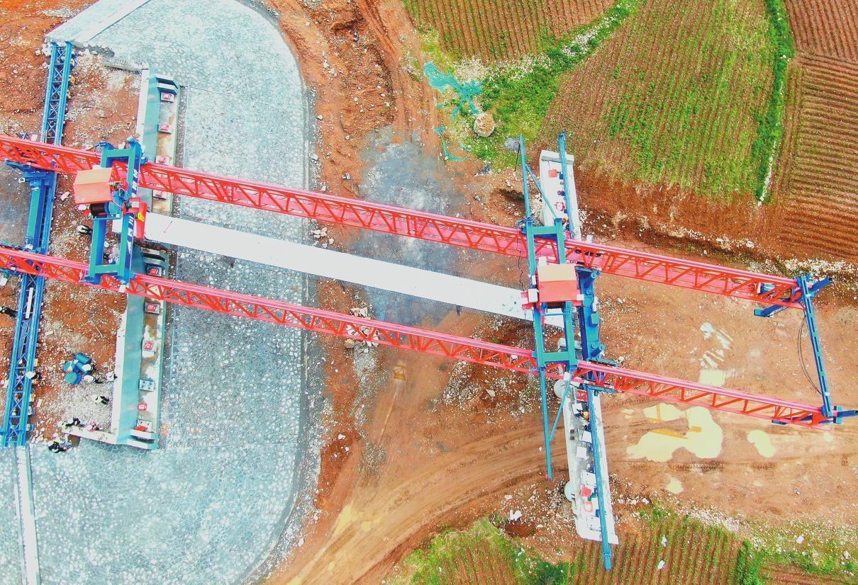 伴随着架桥机的轰鸣,长达30米的t型梁稳稳落在中铁本桓高速公路项目八