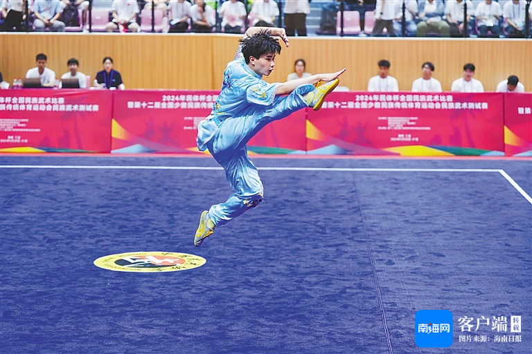 黄东光 摄挥掌,踢腿,跳跃,翻滚……民族武术赛场上,运动员们拳疾如风