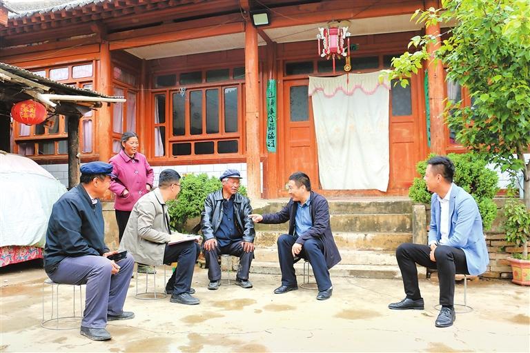 岷县十里镇组织党员干部走进特殊困难群众家中,为他们送去米面油等