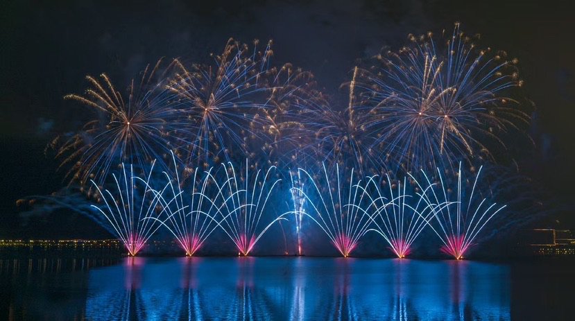 "滴水之恋"2024滴水湖烟花秀绚丽绽放