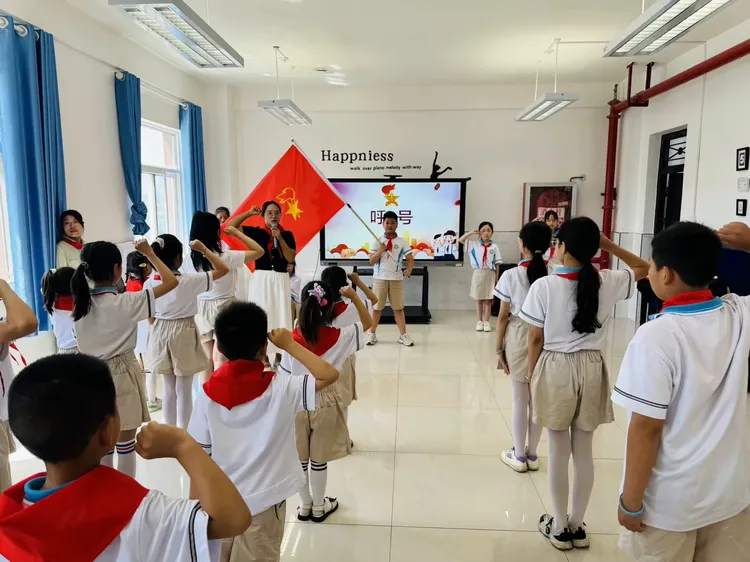 灞桥区官厅小学一年级新队员入队仪式