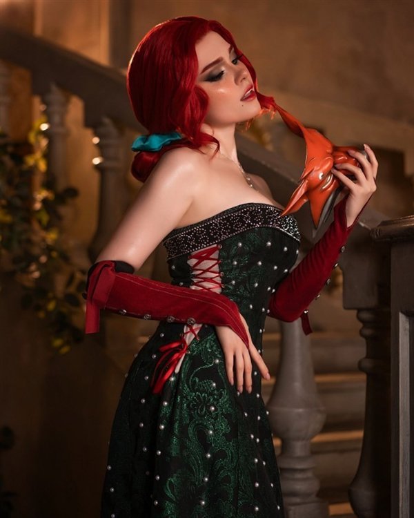 俄罗斯美女cos《巫师3》特莉丝:性感美艳 服装还原