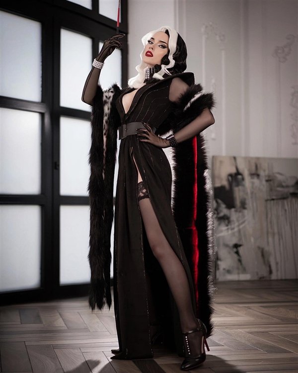 俄罗斯美女cos《巫师3》特莉丝:性感美艳 服装还原