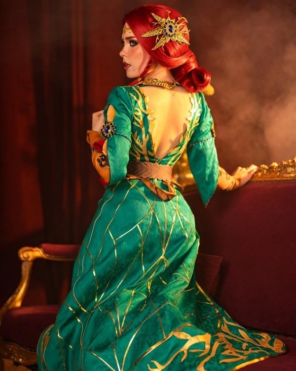 俄罗斯美女cos《巫师3》特莉丝:性感美艳 服装还原