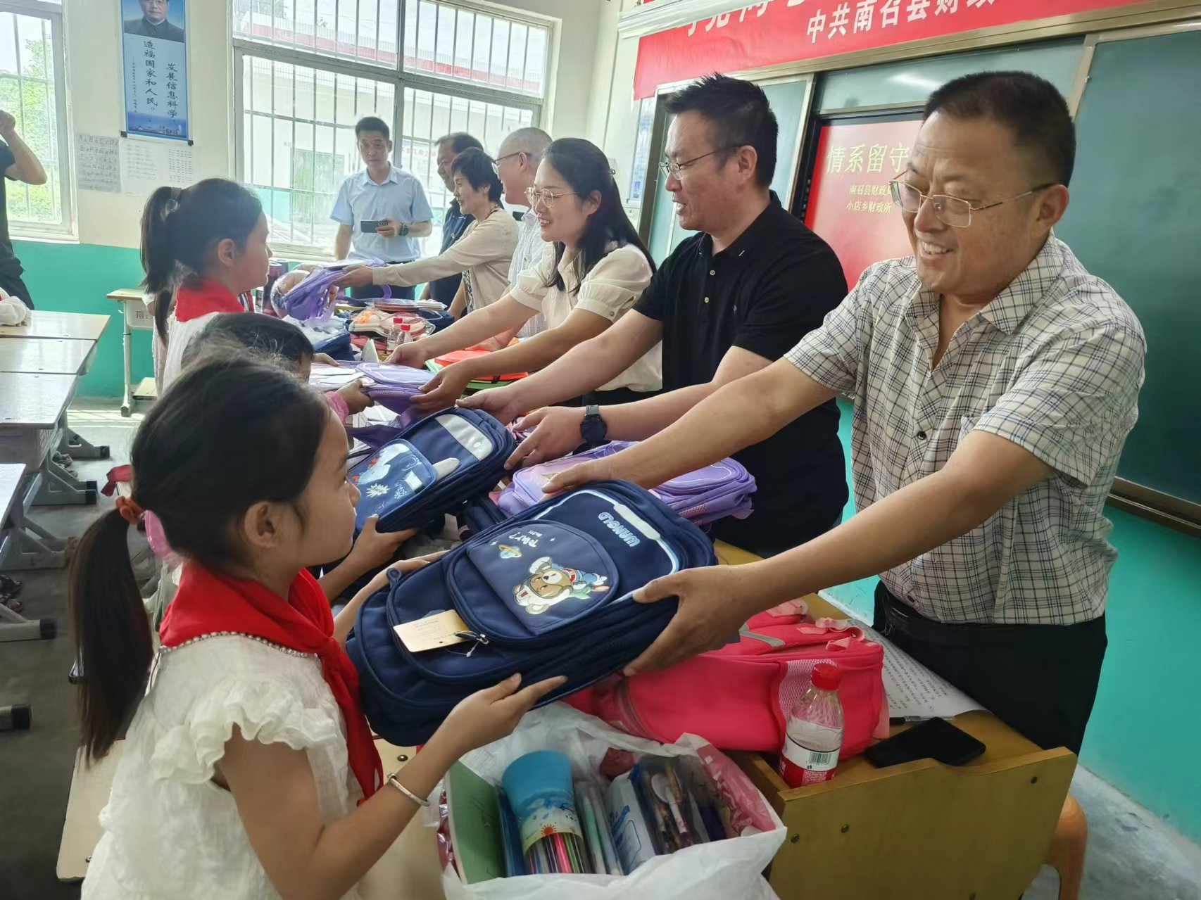 情系留守 爱暖童心——南召县财政局走进小店乡川店小学开展"关爱留守