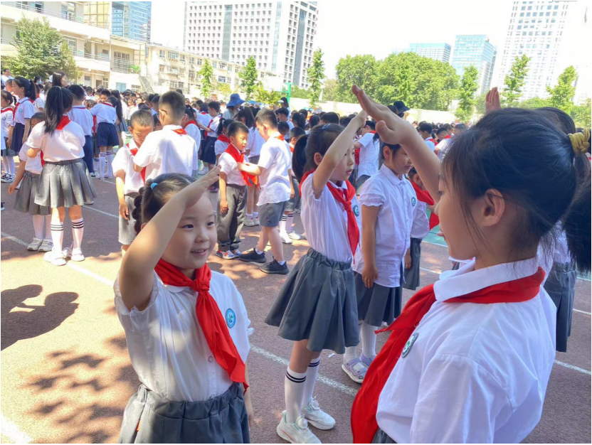 石家庄市维明路小学举行"红领巾爱学习"新队员入队仪式