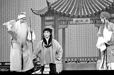 《清风亭》中朱强饰张元秀,索明芳饰张继保,窦晓璇饰周桂英 阿拉蕾/摄