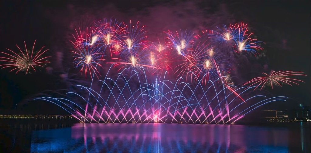 "滴水之恋"2024滴水湖烟花秀绚丽绽放