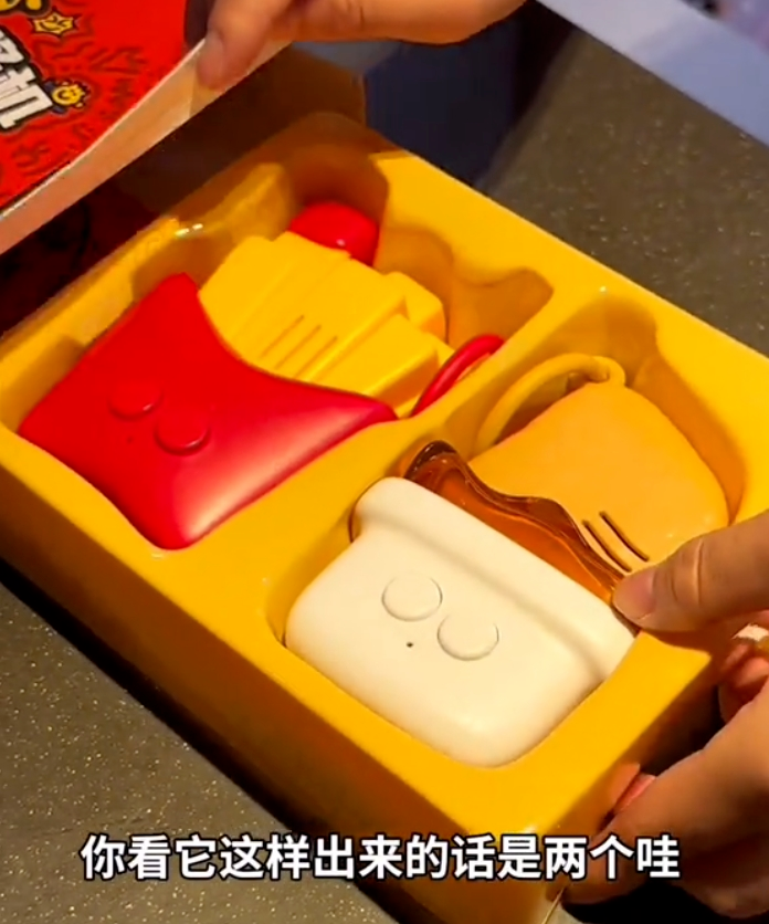 而对于年轻人来说,如今最流行的过节方式是——买光套餐里的魔性玩具