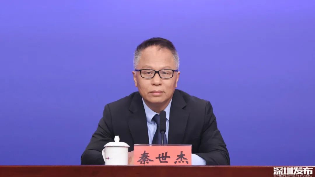 我是市委宣传部副部长,市政府新闻办主任苏荣才.