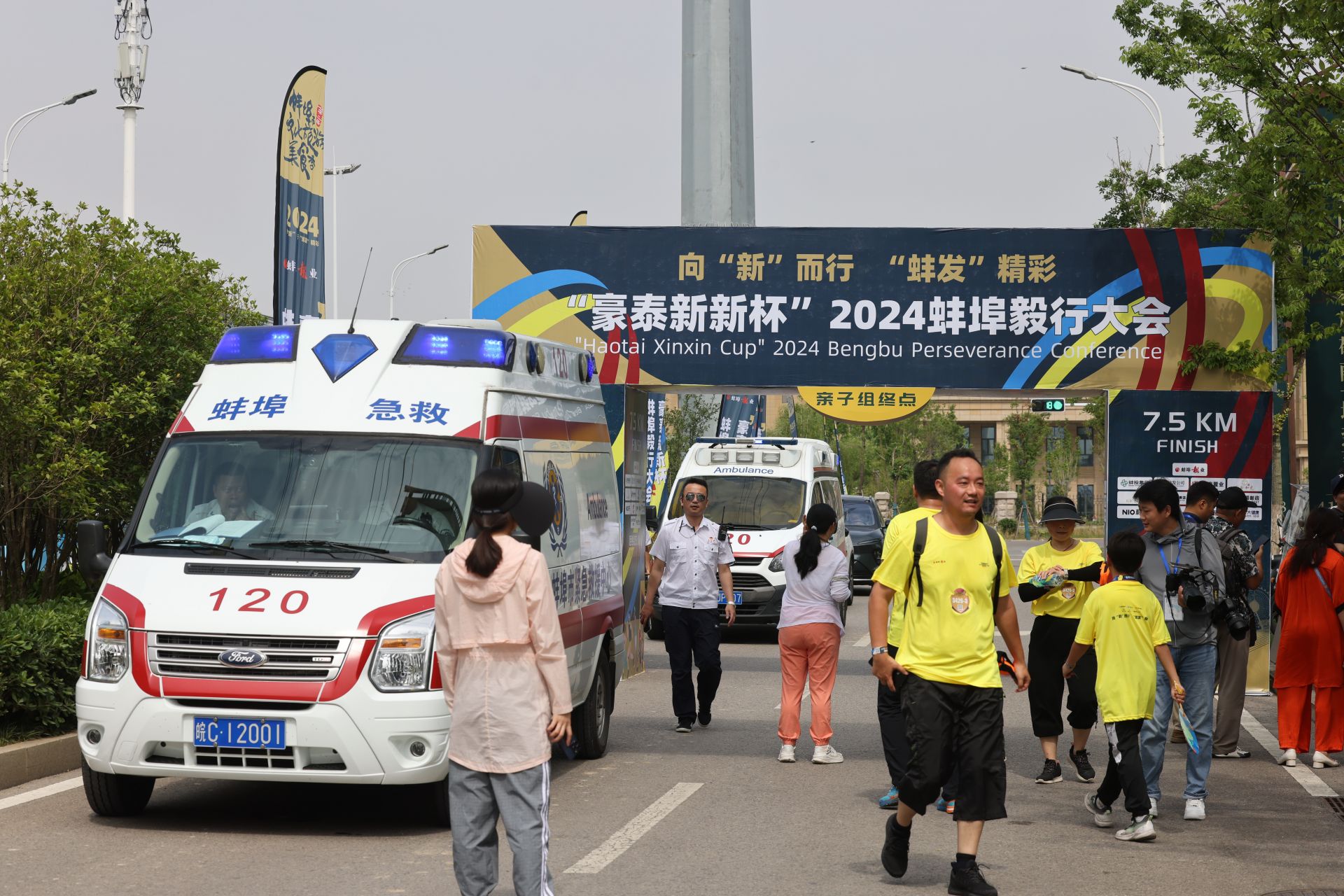 沿途,来自蚌埠学院,团市委,蚌山区,禹会区,龙子湖区,蚌埠日报社,蓝天