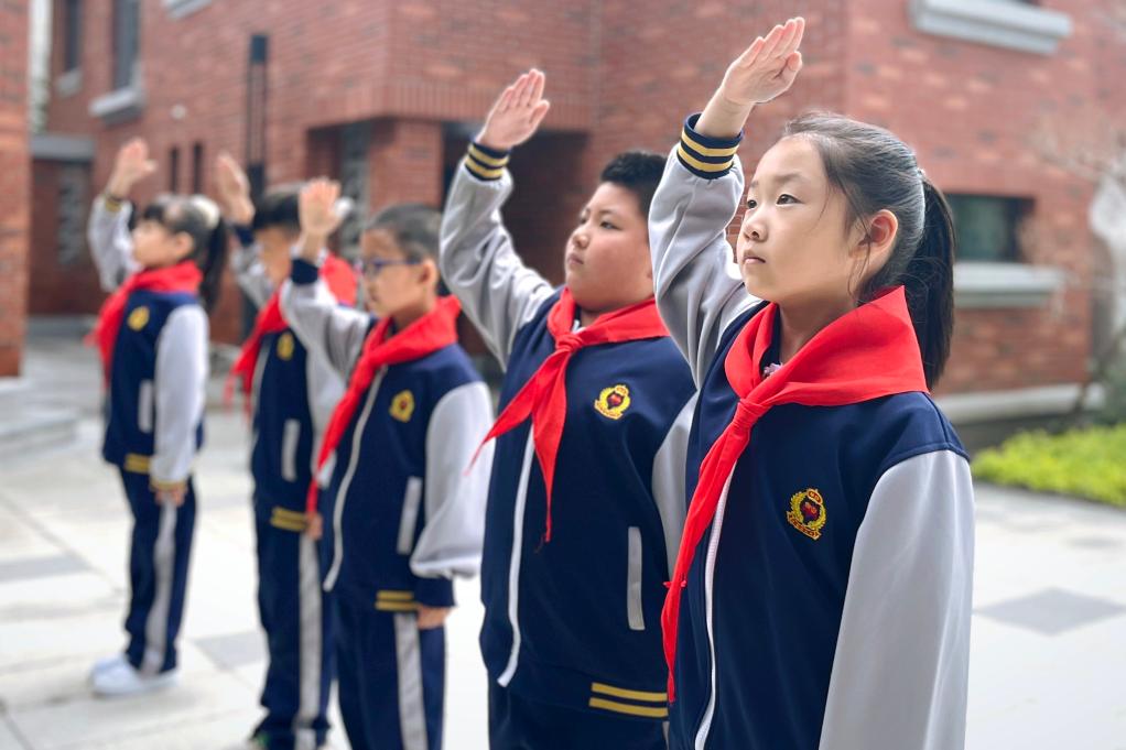 5月31日,白山小学学生在吉林大学历史名人纪念馆向先辈塑像敬队礼.