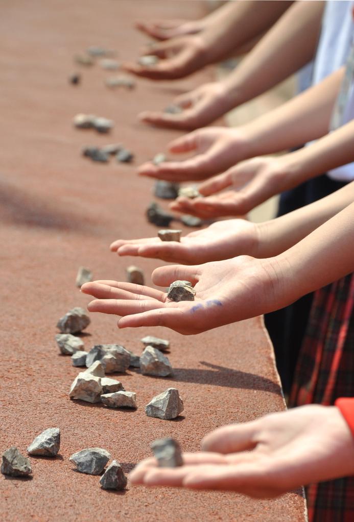 2013年9月2日,山东省淄博市沂源县荆山路小学的学生在玩抓石子游戏