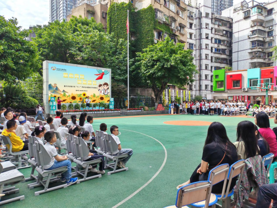 "把我们的血肉,筑成我们新的长城……"上午9点半,伴随着雄壮的国歌声