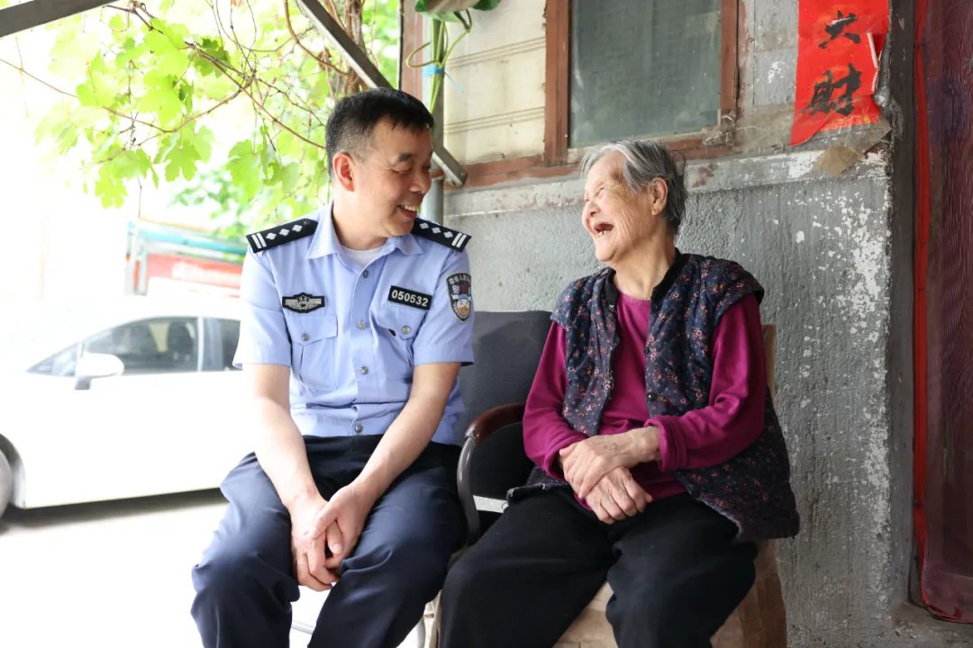 西安市公安局新城分局立足治安需要和群众需求,有机整合公安力量,巡防