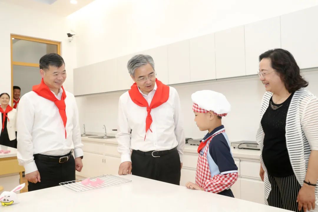 来到相城高新区实验小学,朱民认真听取学校办学情况介绍,实地参观学生