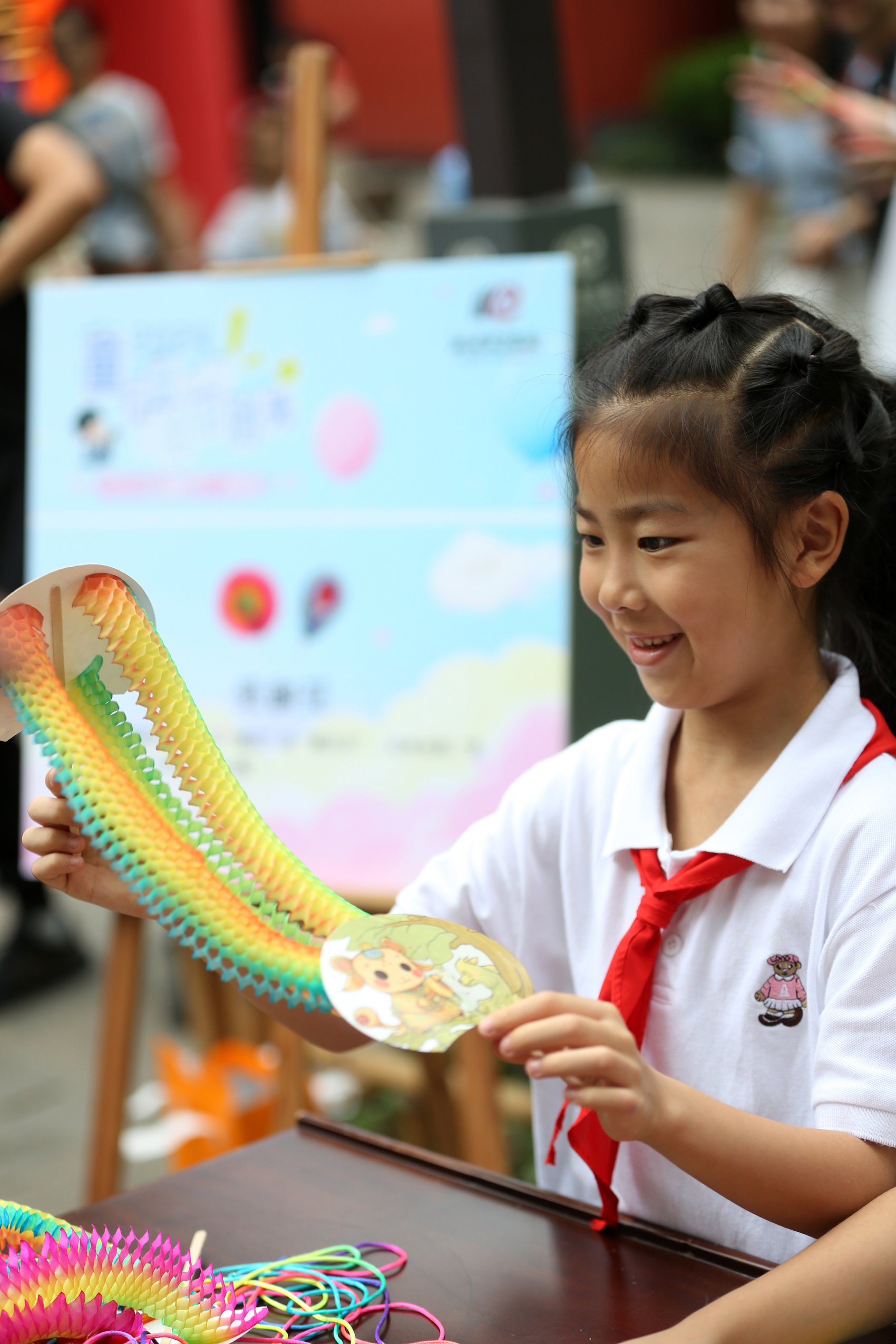 小朋友玩纸翻花游戏武侯祠博物馆:童年游戏开启"时光机"儿童节当天