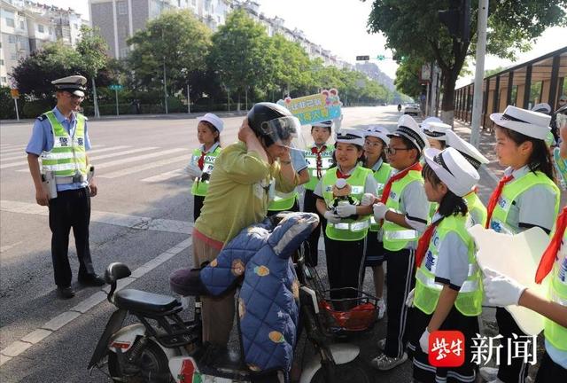 欢乐"六一" ,交警"有礼",徐州交警为孩子送上安全"大礼包"