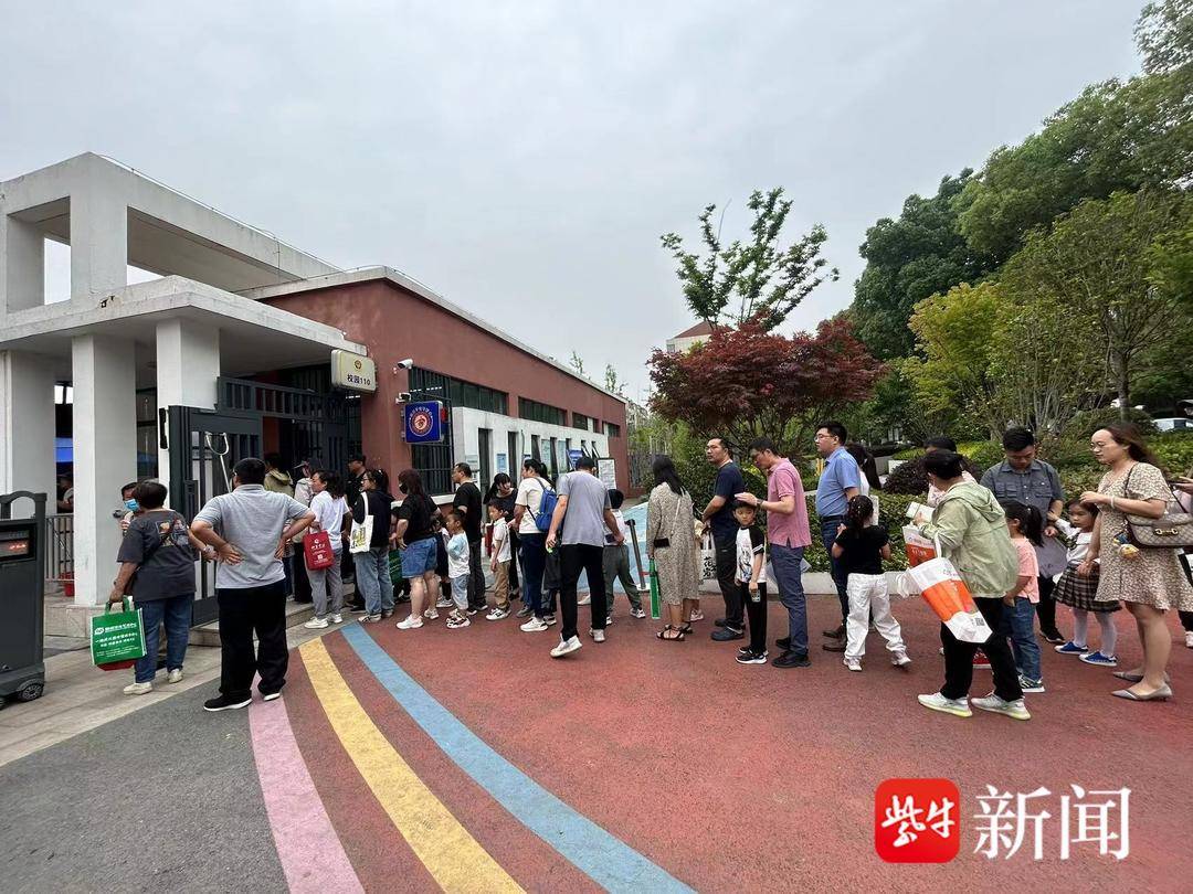 报名,妈妈说她比孩子更激动早上7:40,南京市雨花外国语小学东校区门口