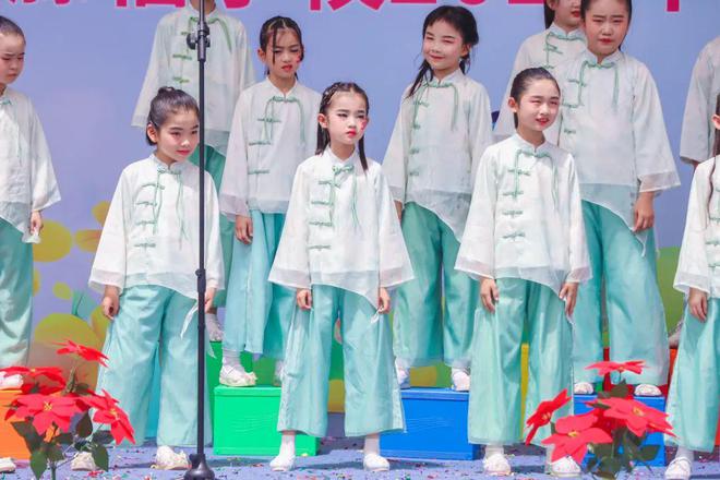 语通中外"语通中外,志成精英"是我校秉持的办学理念,小藤苗们用中文及