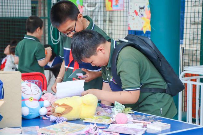 还有一位神秘的客人也来到了现场,五彩的衣裤和头发,夸张的表情和动作