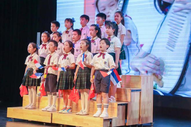 《狮子王》带孩子们重温了小辛巴的经典故事,《爱丽丝梦游仙境》中