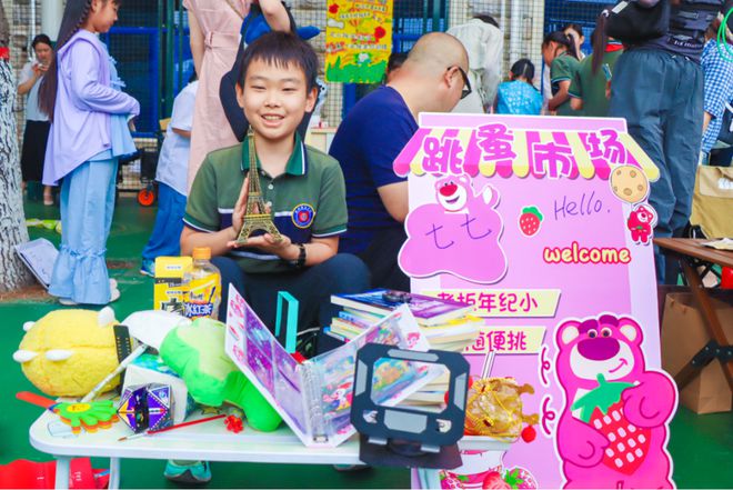 还有一位神秘的客人也来到了现场,五彩的衣裤和头发,夸张的表情和动作