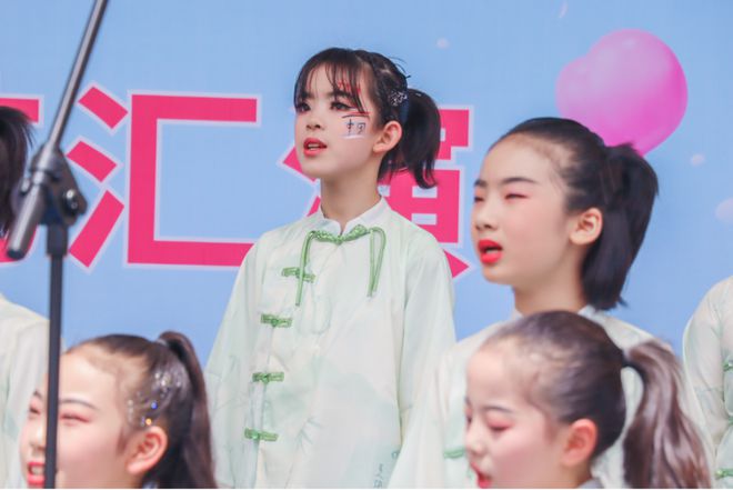 语通中外"语通中外,志成精英"是我校秉持的办学理念,小藤苗们用中文及