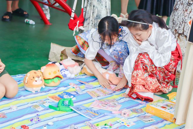 还有一位神秘的客人也来到了现场,五彩的衣裤和头发,夸张的表情和动作