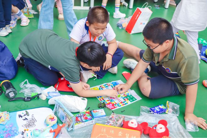 还有一位神秘的客人也来到了现场,五彩的衣裤和头发,夸张的表情和动作