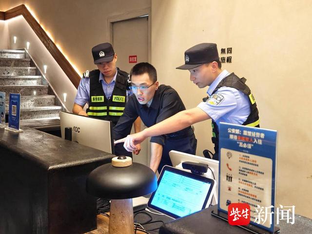 点,开展亮灯巡逻盘查,通过警车在路面巡逻,警灯在路面闪烁,警察在路