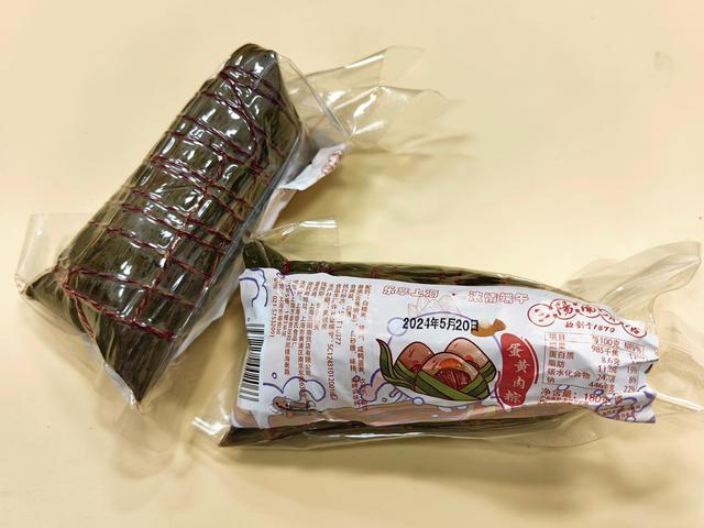 除了传统的白米粽,豆沙粽,鲜肉粽外,叮咚还研发定制了青稞芋泥乌米粽