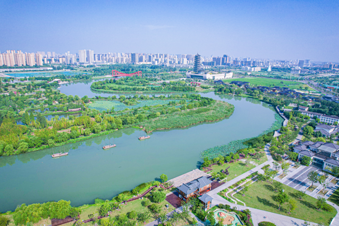 公园位于扬州市区南部古运河畔的三湾片区,是天然的生态湿地和重要的