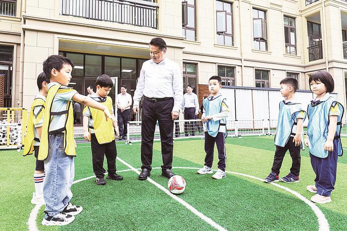 市长徐曙海来到贺家弄幼儿园招商北固湾分园,向孩子们致以节日祝贺,向