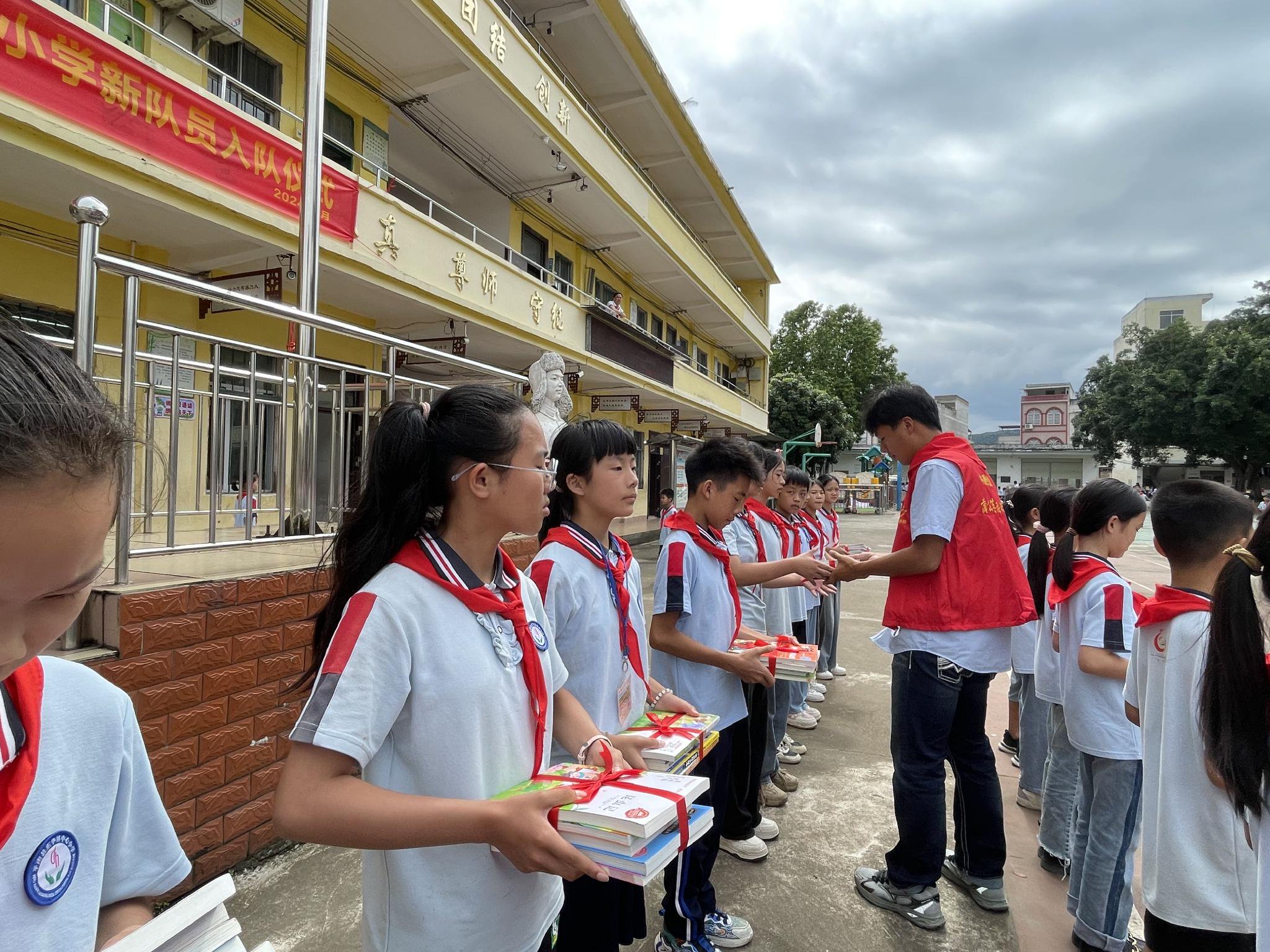 5月31日,中建铁投集团华南公司柳梧铁路lwzq-6标项目在广西平南东华镇
