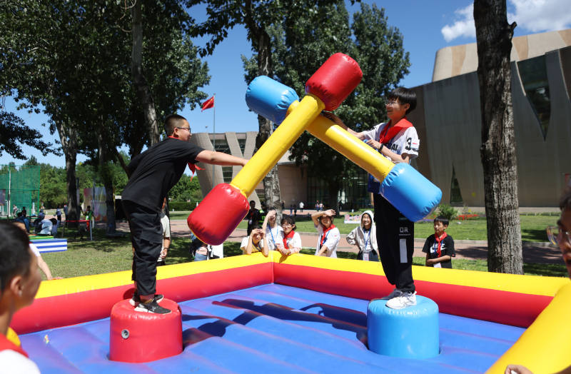 小朋友在玩"武林争霸"小游戏.