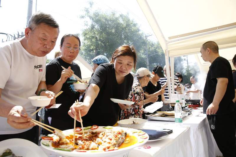 逛平谷谷丰东路美食大集 尝博士农场生菜新品种