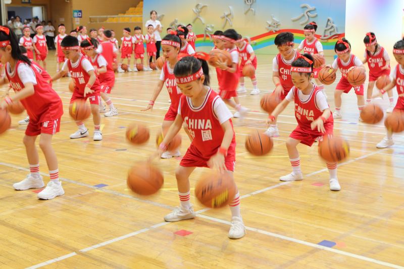 北京市第一幼儿园举办亲子运动会,奥运冠军何可欣与孩子们面对面