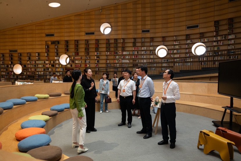 与会的领导和文联艺术名家参观了青浦平和的图书馆,艺术中心,并对学校