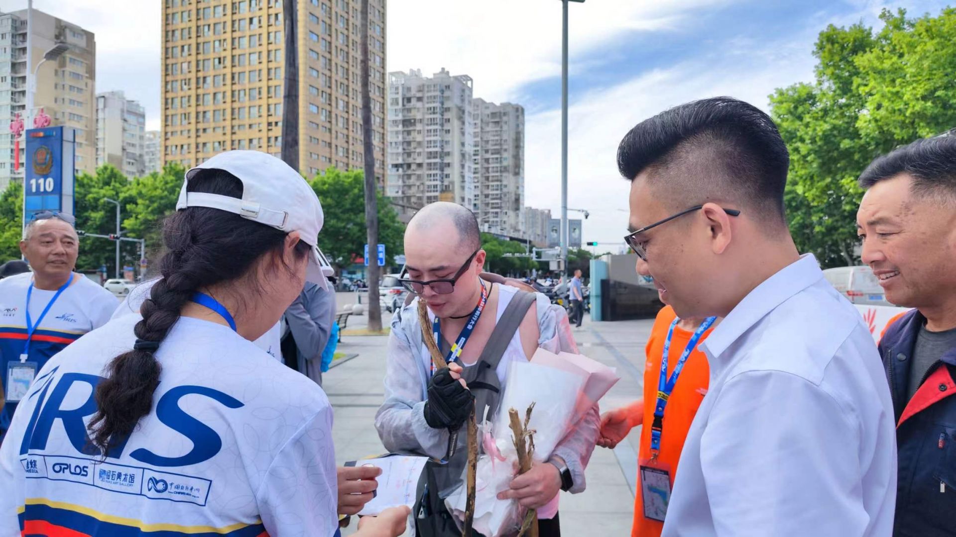 带伤坚持7个多小时的赵耀: 你勇毅前行的精神照耀着我们