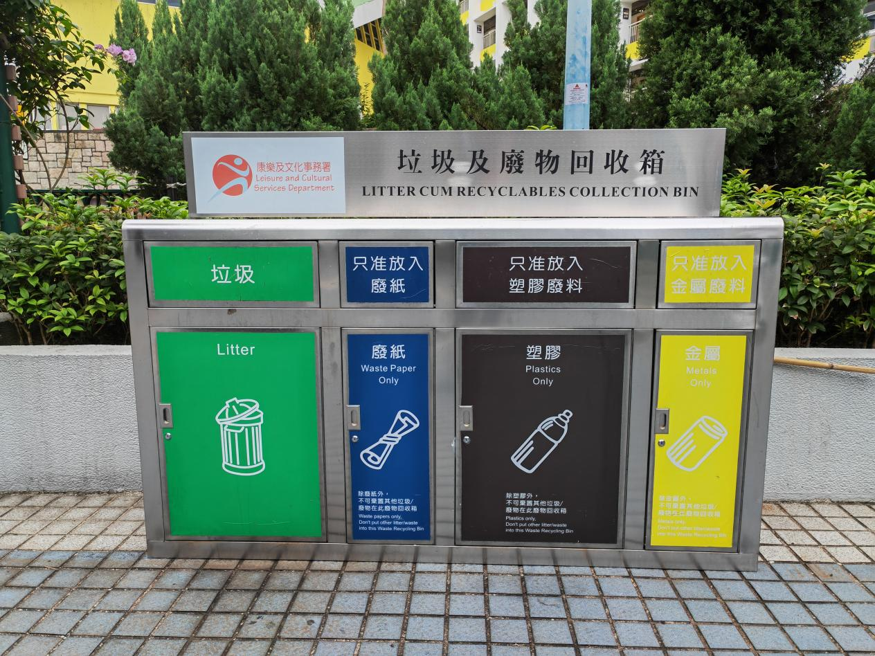 图为香港的垃圾分类回收箱环保业界表示,环保是一个需要长期坚持和