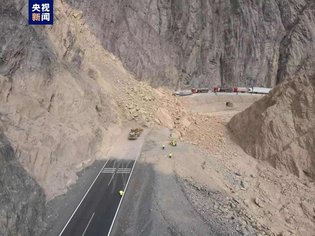 据新疆交警总队消息,6月1日6时许,吐和高速g3012线甘沟路段(乌鲁木齐