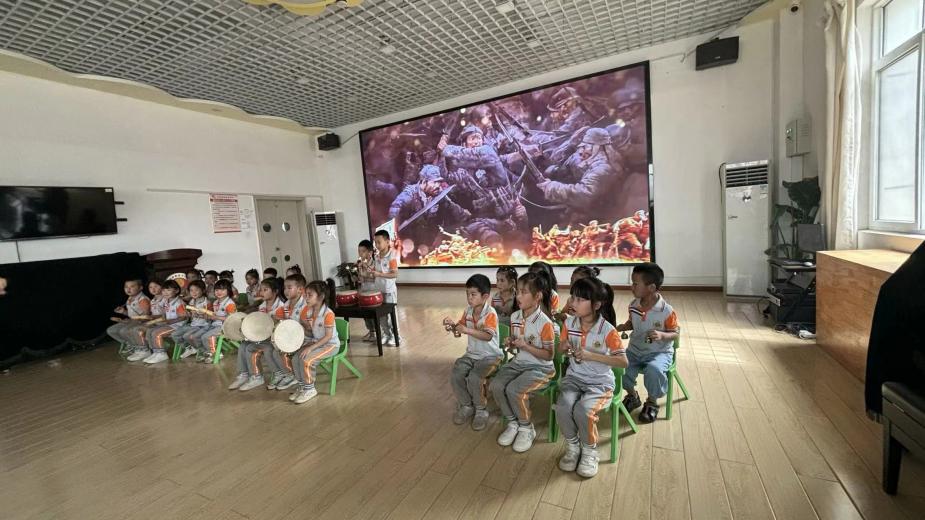 灞桥区灞桥中心幼儿园开展"六一摊开玩 好市正发生"亲子活动