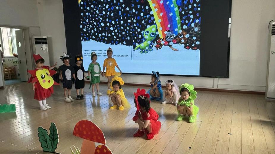 灞桥区灞桥中心幼儿园开展"六一摊开玩 好市正发生"亲子活动