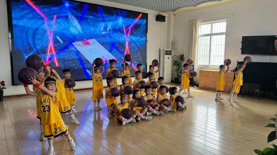 灞桥区灞桥中心幼儿园开展"六一摊开玩 好市正发生"亲子活动